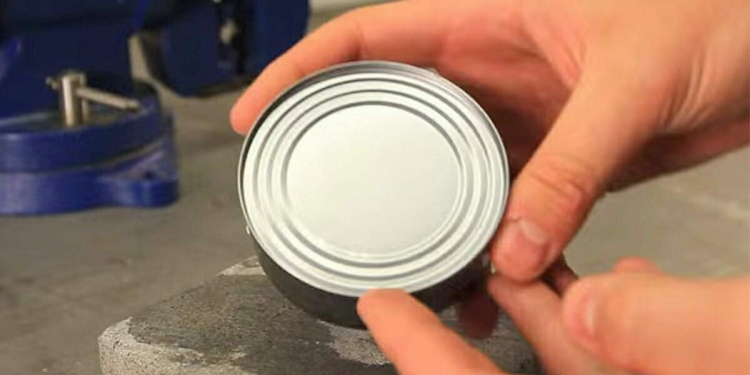 Como abrir uma lata sem um abridor de latas