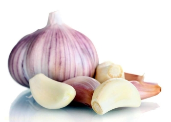 É por isso que você deve dormir com um dente de alho embaixo do travesseiro