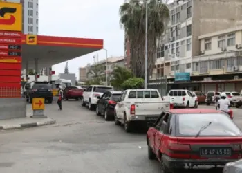 Automobilistas em Benguela