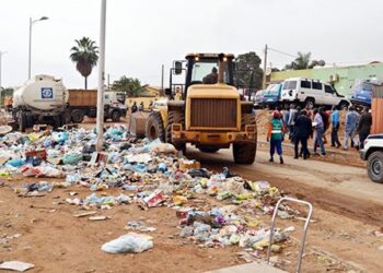 Recolha de lixo em Luanda