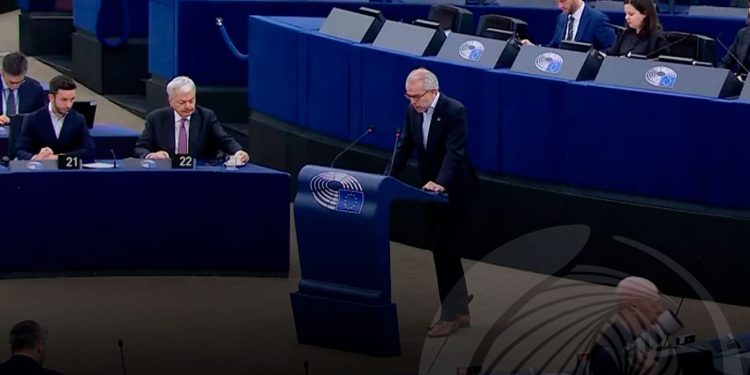 Eurodeputados reafirmam apoio à Ucrânia.