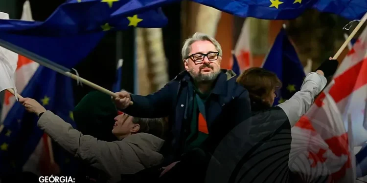 Líder da oposição detido em rusga policial após protestos a favor da adesão à União Europeia