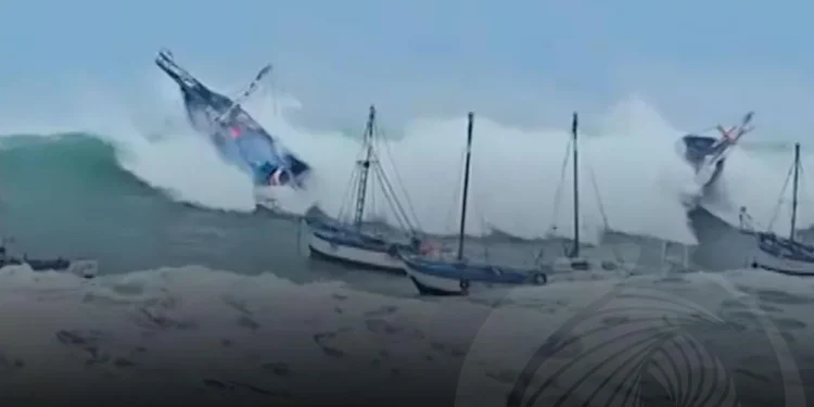 Ondas gigantes matam três pessoas e fecham portos no Equador, Chile e Peru