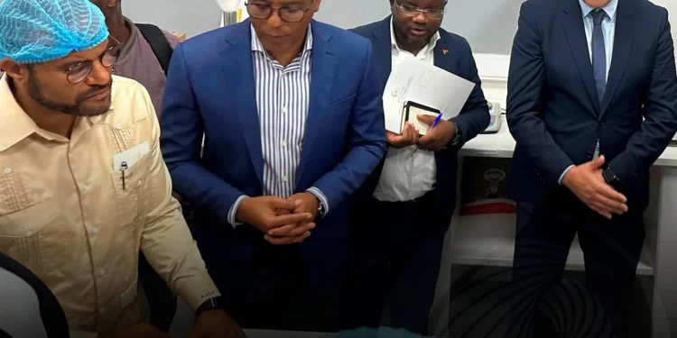 José de Lima Massano visita as fábricas de construção civil do Polo Industrial de Viana