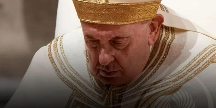 Papa Francisco cai em sua residência e fere o antebraço