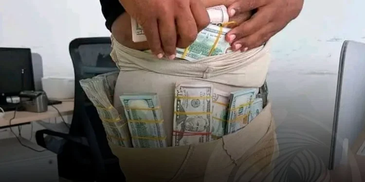 Cidadão em posse de mais de 325 mil dólares detido no Aeroporto Internacional Dr. António Agostinho Neto