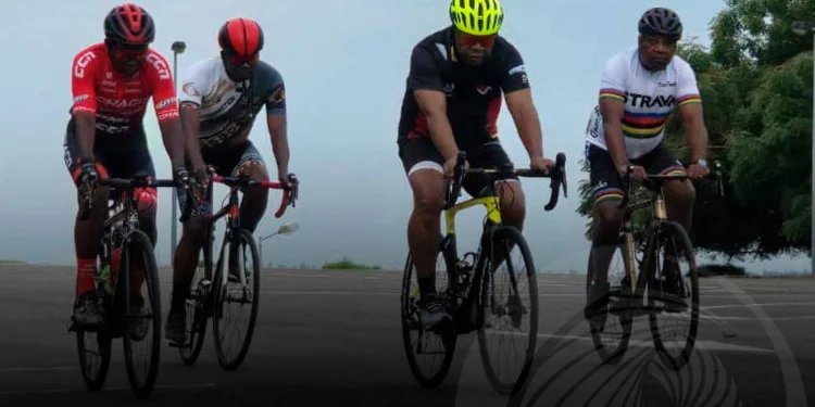 Presidente da República incentiva a prática do desporto com passeio de bicicleta em Luanda