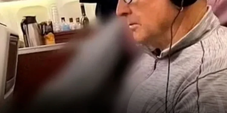 Casal é obrigado a viajar ao lado de um cadáver