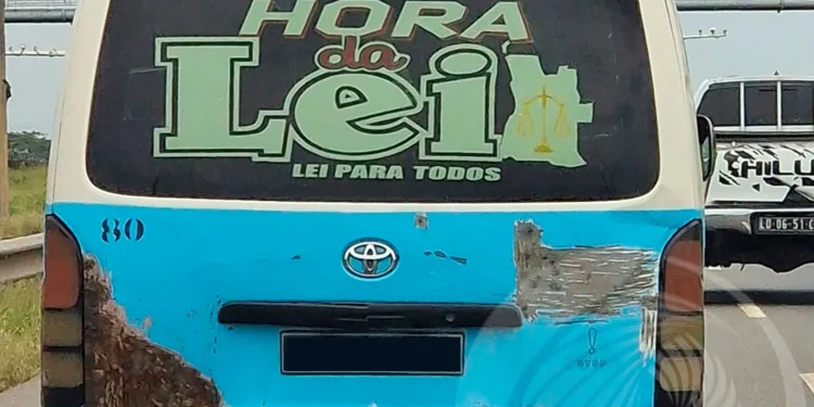 “A Hora da Lei” é homenageado por taxista em Luanda