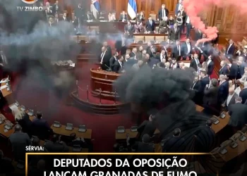 Deputados da oposição lançam granadas de fumo no parlamento