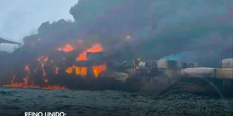 Navios cargueiro e petroleiro colidem em alto-mar