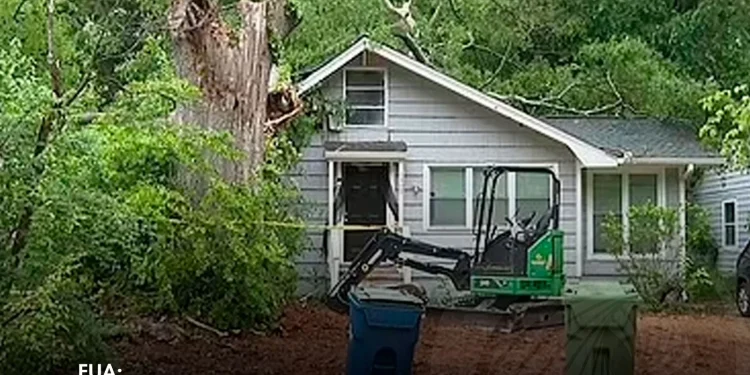 Menina de 10 anos morre após queda de árvore sobre residência em Atlanta.