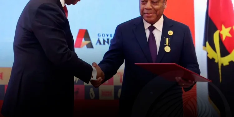 PR João Lourenço condecora Aguinaldo Jaime