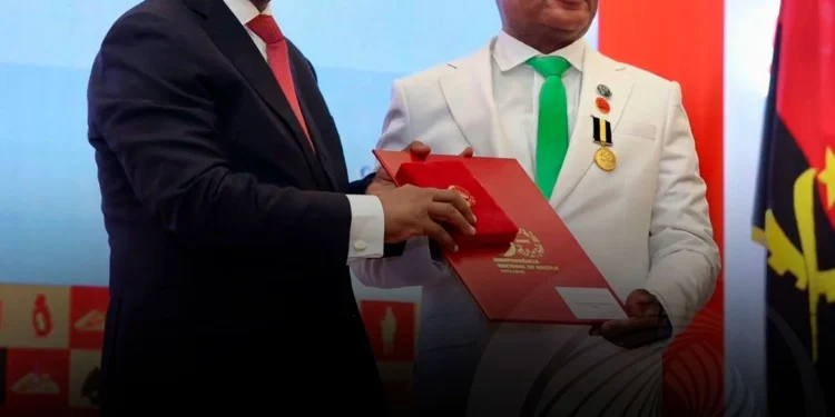 PR João Lourenço condecora Dom Afonso Nunes