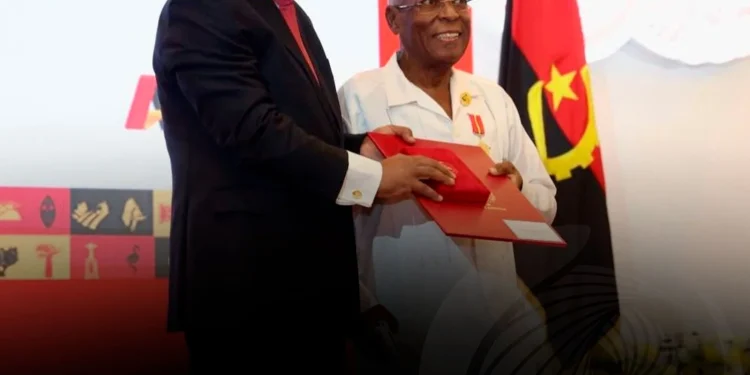 Presidente João Lourenço condecora Armindo Bravo da Rosa “Kamaka”