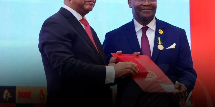 PR João Lourenço condecora jornalista Amílcar Xavier