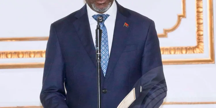 Presidente da República empossa novos embaixadores de Angola no Ghana e na África do Sul