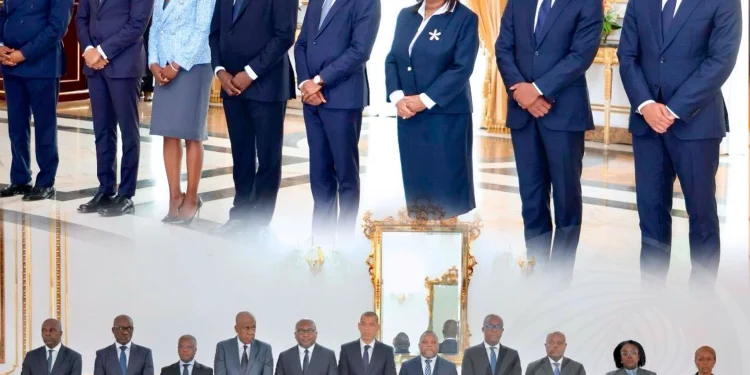 Presidente da República empossa novos embaixadores de Angola no Ghana e na África do Sul