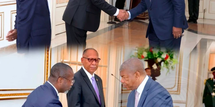 Presidente da República empossa novos embaixadores de Angola no Ghana e na África do Sul