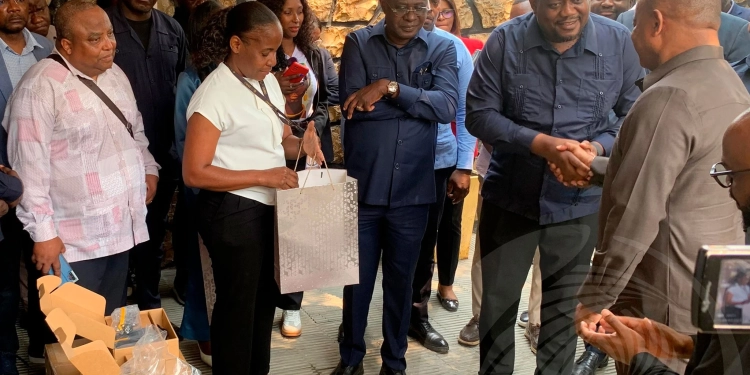 Ministro Mário Oliveira visita órgãos de comunicação com entrega de equipamentos