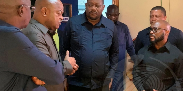 Ministro Mário Oliveira visita órgãos de comunicação com entrega de equipamentos