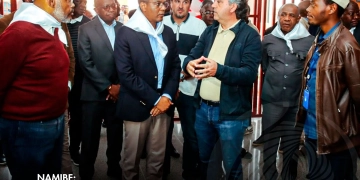 Ministro de Estado para Coordenação Económica visita escola construída com material ecológico em Moçâmedes