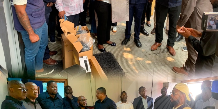 Ministro Mário Oliveira visita órgãos de comunicação com entrega de equipamentos