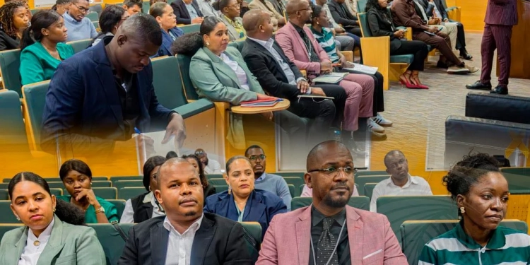 GPL realiza encontro sobre licenciamento e remoção de painéis publicitários irregulares