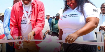 Governador do Namibe entrega complexo habitacional para enfermeiros e professores