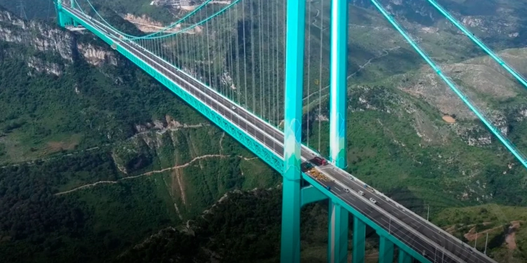 China inaugura ponte mais alta do mundo com 625 metros acima do rio