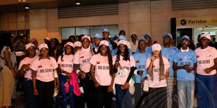 Mais um grupo de jovens bolseiros rumam para Portugal