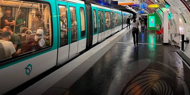 Homem esfaqueia três mulheres em estações de metro diferentes