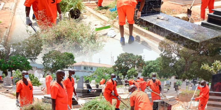 Serviço Penitenciário realiza campanha de limpeza no Cemitério de Santa Ana com participação de reclusos