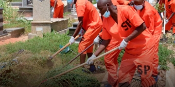Serviço Penitenciário realiza campanha de limpeza no Cemitério de Santa Ana com participação de reclusos