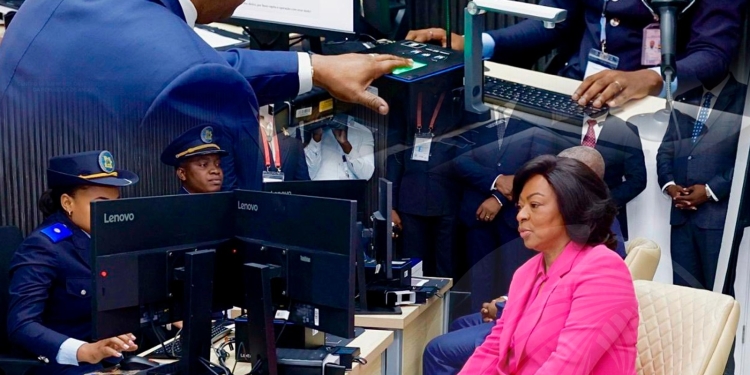 Casal presidencial recebe novo passaporte electrónico